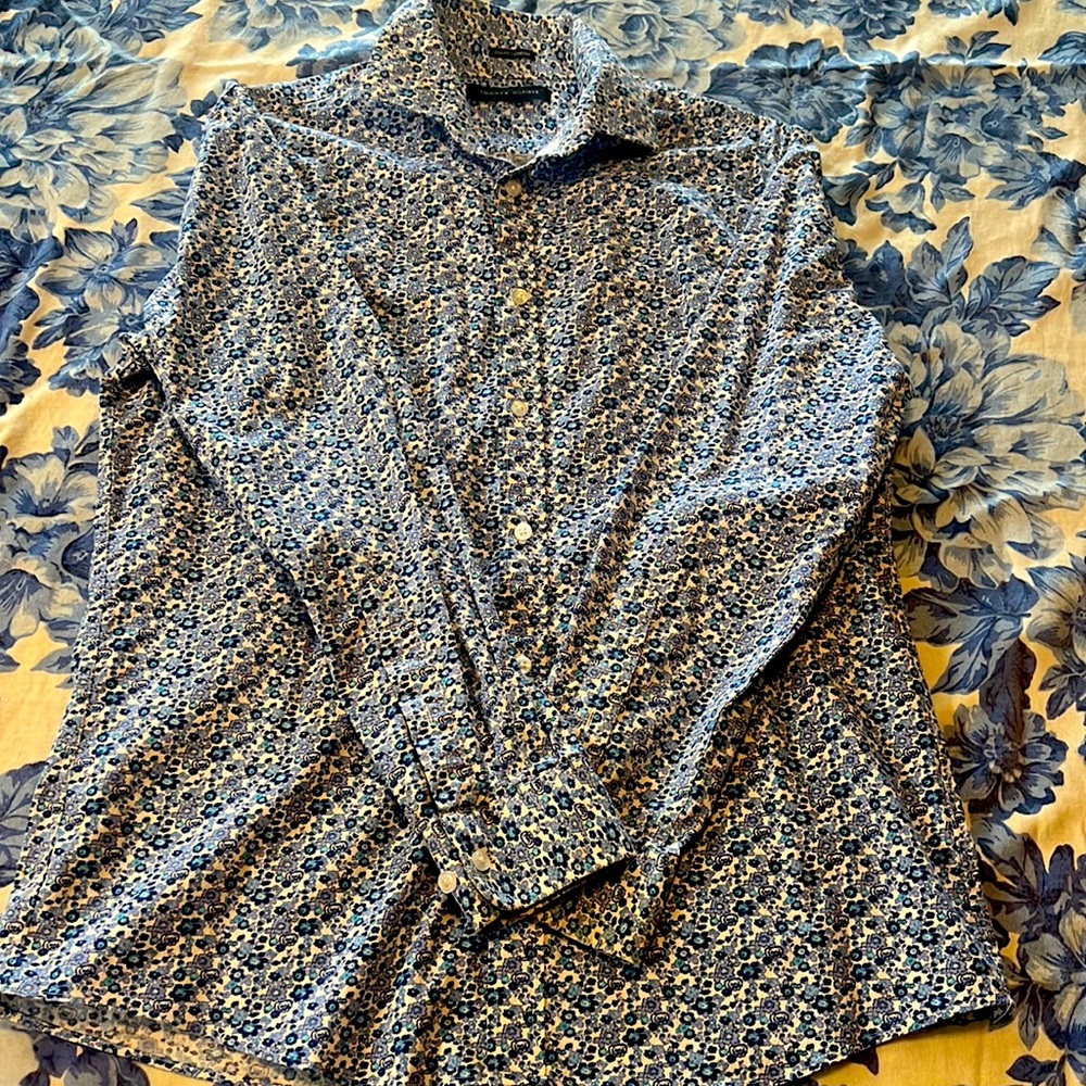 Tommy Hilfiger bottom down shirt. New condition